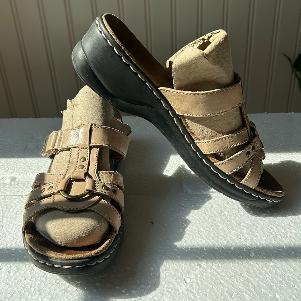 Clarks womens slip on strap slides hook & loop wedge sandals Size 8 beige
